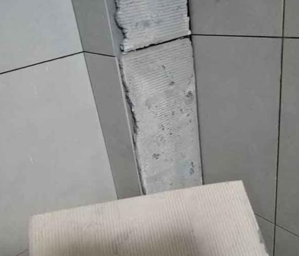 召陵瓷砖空鼓维修公司分享下厨房瓷砖脱落的补救措施。